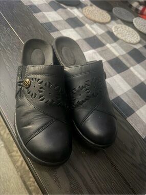Clarks leather mules bendable soles gently worn size 7